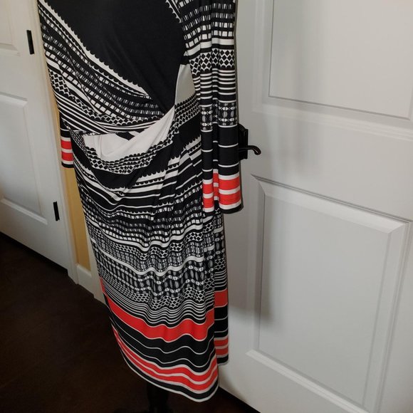 Diagonal Striped Bodycon Dress - Picture 3 of 5